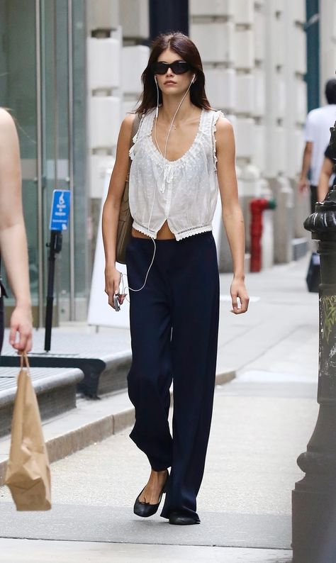 Kaia Gerber Just Wore a Sleeveless Blouse in the Most French-Girl Way | Who What Wear Kaia Gerber Style Street, Kaia Gerber Outfits, Kaia Gerber Street Style, Kaia Gerber Style, Soho New York, White Sleeveless Blouse, Blouse Models, Kaia Gerber, Just Style