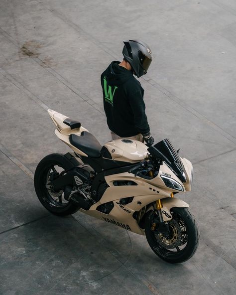 R6 Bike, Bike Aesthetic Wallpaper, Driving Lamborghini, Taylor Swift Laptop, Image Moto, Custom Motorcycle Helmets, Bike Aesthetic, Custom Sport Bikes, Yamaha Bikes