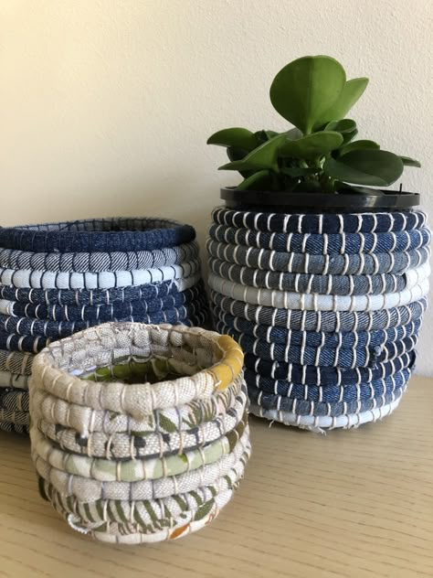 Make baskets from your jeans in this online workshop - over one hours of extensive teaching. You can watch the promo before you purchase. Functional Recycled Projects, Knitting Gift Ideas, Diy Basket Weaving, Denim Basket, Recycle Craft, Making Baskets, Basket Weaving Diy, Coiled Fabric Basket, Blue Jeans Crafts