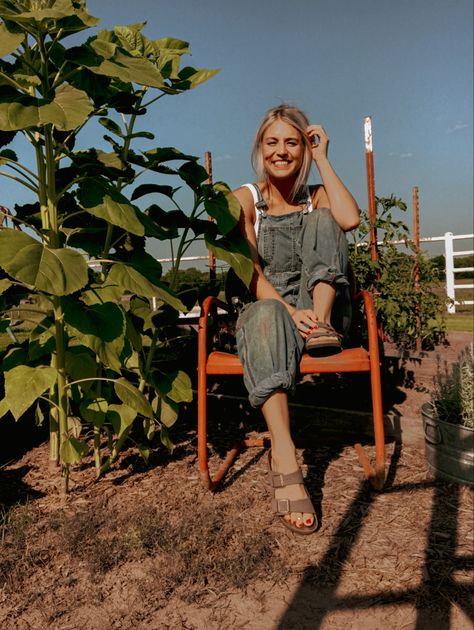 Outfits Overalls, Garden Outfit, Dungaree Outfit, Easy Garden Ideas, Maternity Overalls, Overalls Denim, Earthy Style, Farm Clothes, Overalls Outfit