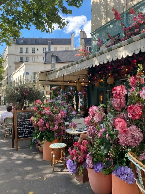 Floral Coffee Shop, Flower Shop Aesthetic Vintage, Flower Store Aesthetic, Pfp Autumn, Paris Flower Shop, Flower Coffee Shop, Florist Cafe, European Spring, Starbucks Aesthetic