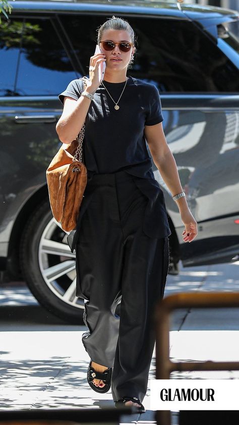 Sofia Richie Jeans Outfit, Sofia Richie Street Style 2023, Quiet Luxury Fashion Aesthetic, Sofia Richie Outfits, Sofia Richie Street Style, Sofia Richie Style, Trousers Outfit Casual, Supermodel Outfits, Black Trousers Outfit