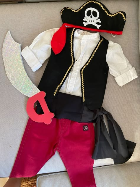 Homemade Pirate Costume For Kids, Boys Pirate Costume Diy, Toddler Pirate Costumes, Diy Party Costumes, Fantasia Diy, Boys Pirate Costume, Halloween Pirate Costume, Pirate Dress Up, Diy Costumes Kids Boys