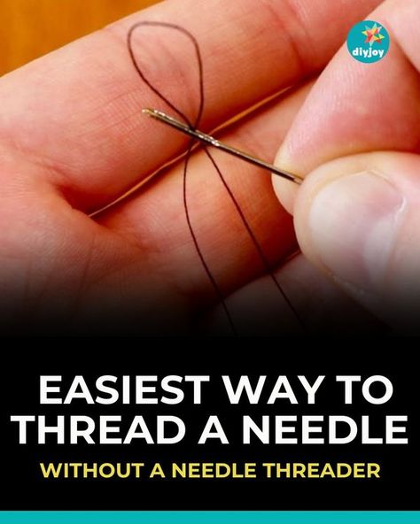 DIY Joy - This trick works even with the smallest needle... Needle Threader Diy, Thread A Needle Easy Way To, Threading Needle Hacks, Needle Threading Hacks, How To Thread An Embroidery Needle, How To Thread A Needle, Thread Hack, How To Thread, Diy Joy