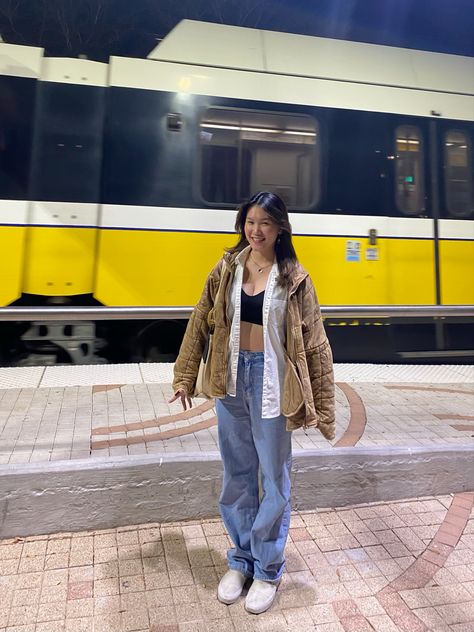 Train Station Outfit, Train Travel Outfit, Switzerland Outfit Fall, Train Outfit Travel, Train Outfit, Photoshoot Train Station, Train Station Photoshoot Aesthetic, China Train Station, Monet Train Station