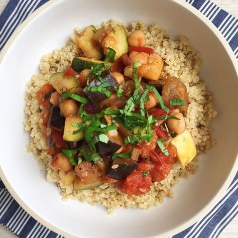 Ratatouille with Chickpeas and Quinoa Eggplant Recipes Healthy, Family Summer, Dinner Bowls, Vegetarian Dinners, Eggplant Recipes, Quinoa Recipes, Summer Dinner, Vegetarian Dinner, Meatless Meals