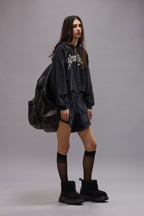 R13 Fall 2024 Ready-to-Wear Collection | Vogue Tomboy Femme, R13 Denim, Look Grunge, Chunky Cable Knit Sweater, Cropped Crewneck, New Rock, Fall 2024, Premium Denim, Straight Leg Jeans