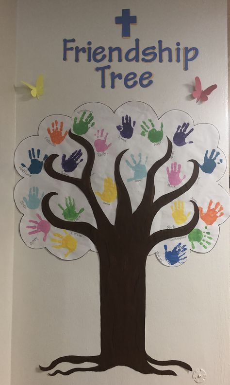 Friend Ship Day Decoration In School, Friendship Craft Kindergarten, Friendship Tree Preschool Hand Prints, Friendship Tree Art, Friendship Small Group Activities Preschool, Friendship Tree For Toddlers, Family Tree Crafts For Toddlers, Friendship Preschool Activities Free Printables, Friendship Day Celebration In Preschool