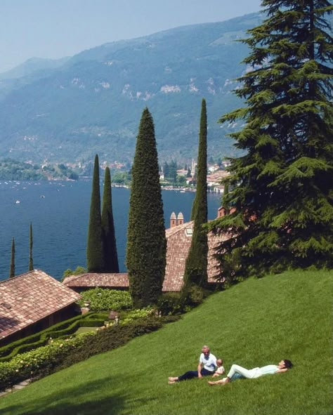 Lush and carefree days around Lake Como in 1983, lensed by Slim Aarons. 🇮🇹 | Instagram Switzerland Summer, Old Money Life, Old Money Lifestyle, Italy House, Summer In Italy, Italian Lakes, Slim Aarons, Italy Summer, Italy Aesthetic