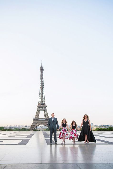 Family Photo Eiffel Tower, Eiffel Tower Family Photoshoot, Family Pictures In Paris, Paris Family Photos, Paris Family Photo Shoot, Paris Family Trip, Eiffel Tower Picture Ideas, Europe Ootd, Paris Picture Ideas