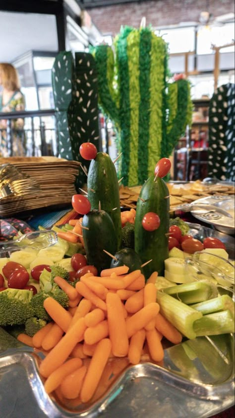 Fiesta Theme Party Food Ideas, Taco Themed Birthday Party Decorations, Succulent Food Ideas, Cactus Charcuterie Board, Cactus Themed Party Food, Fiesta Theme Food Ideas, Prickly Pair Birthday Party, Cactus Themed Birthday Party, Outdoor Fiesta Party Backyards