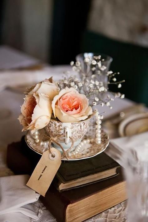 Book Wedding Centerpieces, Affordable Wedding Centerpieces, Vintage Wedding Centerpieces, Centerpieces Ideas, Rustic Wedding Decorations, Boda Diy, Tafel Decor, Centerpieces Wedding, Wedding Floral Centerpieces