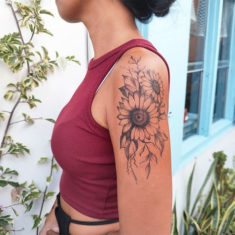 Sunflower Tattoo Flower Temporary Tattoo / Woman Temporary Tattoo / Floral Tattoo / Sunflower Temporary Tattoo / Sunflower / Helianthus - Etsy Sunflower Shoulder Tattoos For Women, Shoulder Sleeve Tattoo, Sunflower Shoulder Tattoo, Sleeve Tattoo Ideas For Women, Tattoo Frau, Tattoo Sunflower, Sunflower Tattoo Shoulder, Tattoo Floral, Sleeve Tattoo Ideas