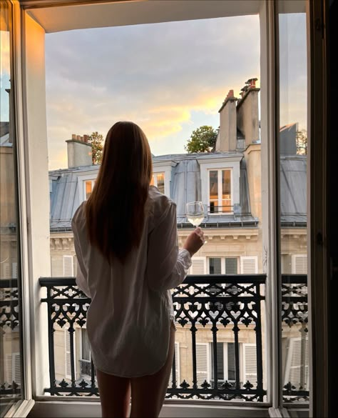 Paris Apartment Photoshoot, Paris Balcony Pictures, Paris Aesthetic Balcony, Parisian Balcony Photoshoot, Europe Balcony Aesthetic, Paris Window Photoshoot, Photo Ideas Balcony, French Balcony Aesthetic, Girl Photoshooting Aesthetic