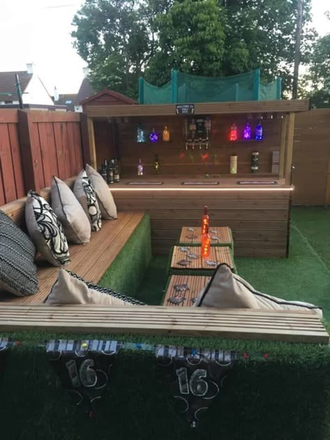 When my daughter wanted a party in the garden for her 16th birthday, I said I’d bring some wood pallets home from work to build a garden bar for her birthday party! #pallets #palletwood #garden #palletbar #bar #diy #woodworking #recycled Diy Garden Bar, Garden Bar Ideas, Garden Bar Shed, Party In The Garden, Outdoor Garden Bar, Outside Bar, Build A Garden, Diy Outdoor Bar, Bar Shed