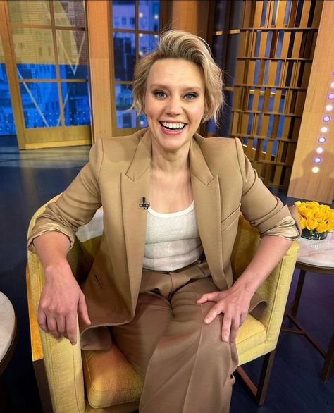 Kate Mckinnon Aesthetic, Kate Mckinnon Short Hair, Kate Mckinnon, Night Live, Cate Blanchett, Saturday Night Live, Snl, Saturday Night, Girl Power