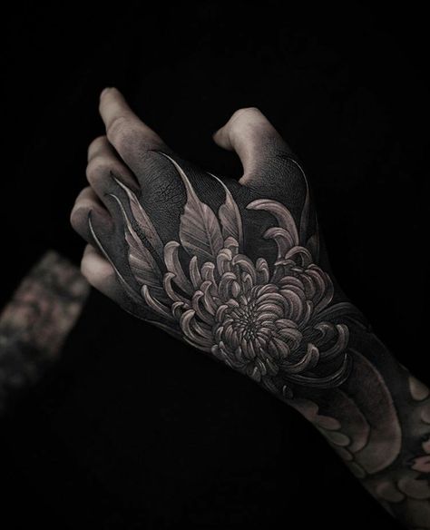 Crisantemo Tattoo, Tiger Hand Tattoo, Tattoo Main, Japanese Hand Tattoos, Lilac Tattoo, Mandala Hand Tattoos, Butterfly Hand Tattoo, Daffodil Tattoo, Lavender Tattoo