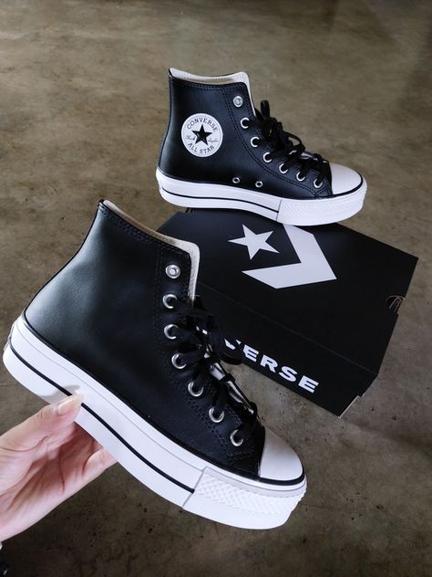 Chuck Taylor All Star Clean Leather Plataforma Hi Converse Leather Black, Chuck Taylors Aesthetic, Black Leather Converse Outfit, Outfits Con Zapatillas Converse, Converse Chuck Taylor All Star Outfit, Leather Converse Outfit, Platform Leather Converse, Leather Platform Converse, Converse Leather Shoes