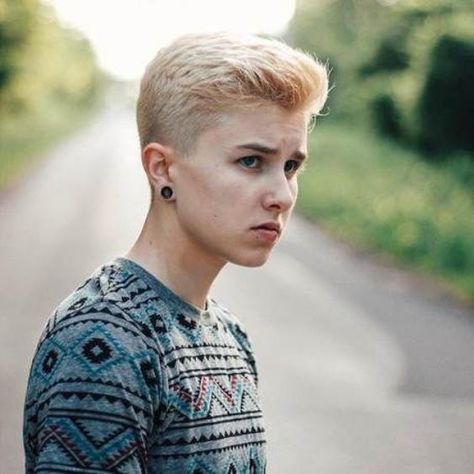 Top 20 Short Haircuts For Tomboys To Elevate Your Chic Style Haircuts For Tomboys, Kendall Hair, Butch Haircuts, Short Sides Haircut, Queer Haircut, Lesbian Haircut, Tiny Hair, Edgars Haircut, Tomboy Hairstyles