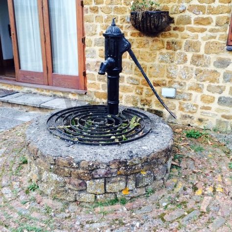 Water Well Hand Pump, Hand Pump Well, Old Water Pumps, Hand Water Pump, Garden Well, Old Well, Uk Garden, Water Fountains Outdoor, Water Fountains