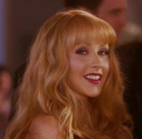 Christina Aguilera as Ali Rose in 2010's "Burlesque" Christina Aguilera 2010, Christina Aguilera Hair, Short Medium Layered Haircuts, Christina Aguilera Burlesque, Burlesque Hair, Burlesque Movie, Ali Rose, Prom Hairstyles Updos, Medium Layered Haircuts