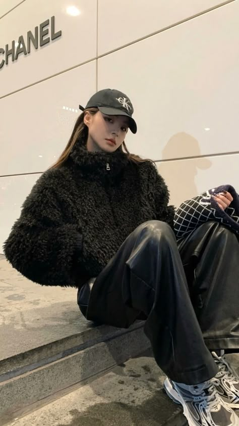 Ulzzang Fashion Winter, Thick Black Glasses, Winter Outfit Guide, Kang Ha Neul Moon Lovers, Korean Winter Fashion, Japan Outfit Winter, Korean Fashion Winter, Black Glasses, Clothes Black