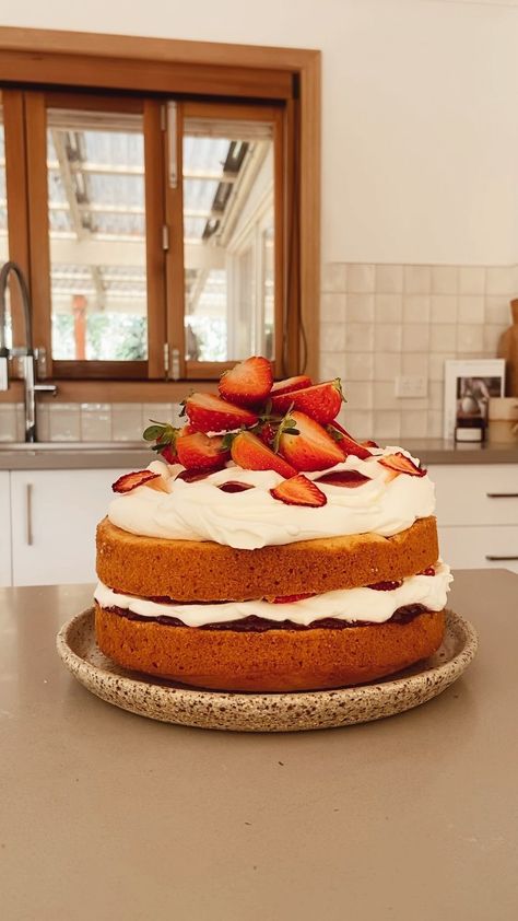 Victorian Sponge Cake Aesthetic, Sponge Cake Aesthetic, Victorian Sponge Cake, Victorian Sponge, Bakery Foods, Recovery Food, Beauty Cakes, Cake Aesthetic, Cake Vegan