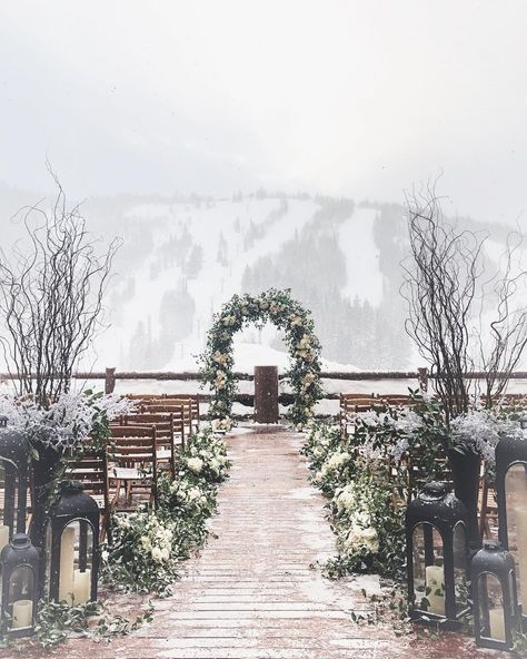 Outdoor Snow Wedding, Snowy Wedding Aesthetic, Winter Forest Wedding Gothic, Winter Wedding Decorations Elegant, Winter Snow Wedding, Snowy Wedding Ceremony, Outside Winter Wedding, Winter Wedding Outdoor, Floral Hedge