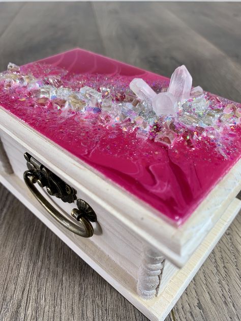 Pink Geode Art topped wooden box. The box is topped with three Quartz Crystals, glittery & colorful pigmentations and textured elements to complete the look of a stunning geode. This box has a great color combination of light magenta with glittering sparkles. Find more on my social network; https://youtube.com/channel/UCwwe81idqnrhqKn3ucGB0GA https://www.etsy.com/shop/EverythingAJs https://www.facebook.com/everythingajs https://www.instagram.com/everythingajs https://vm.tiktok.com/ZMJtseCea/ Crystals Healing Grids, Light Magenta, Pink Geode, Wine Bottle Charms, Resin Box, Chanel Runway, Diy Resin Projects, Crystal Aesthetic, Geode Art