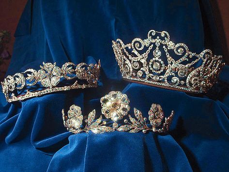 A collection of the Teck Crescent tiara, the Delhi Durbar and the Strathmore Strathmore Rose Tiara, Delhi Durbar, Royal Crown Jewels, Elizabeth Jewelry, Royal Crowns, Royal Tiaras, Diamond Tiara, Princess Tiara, Royal Jewels