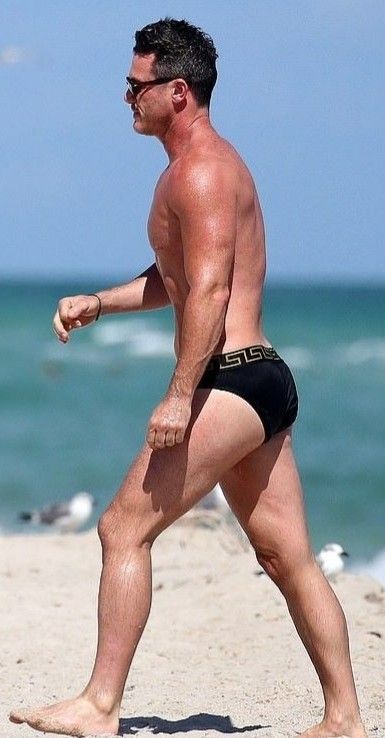 Luke Evans Body, Luke Evans Actor, Luke Evans, Muscular Men, Actor Model, The Avengers, Beach Bum, Bob Marley, Phoenix