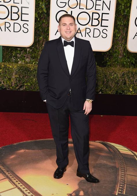 18 Trucos de estilo que todos los hombres con pancita deben conocer Big Man Suits, Big Men Suits, Fat Guy Fashion, Cocktail Dress Code, Golden Globes 2016, Black Tie Dress Code, Big Boyz, Chubby Guy, Jonah Hill