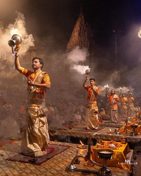 Varanasi vibes Banaras Ghat Photography, Varanasi Painting, Varanasi Photography Beautiful, Varanasi Photography, Banaras Ghat, Anuv Jain, Hd Photography, Hindu Rituals, One Point Perspective