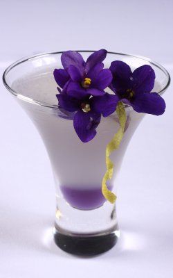 The Royal Sapphire Elderflower Cordial, Good Morning Saturday, Gin Cocktail Recipes, Bombay Sapphire, Sweet Violets, Cocktail Drinks Recipes, Pretty Drinks, Gin Cocktails, All Things Purple