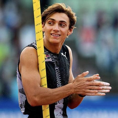 NEW WORLD RECORD!! || Armand Duplantis DESTROYS World Record Height In Paris Olympic Finals! Mondo Duplantis Aesthetic, Mondo Duplantis, Armand Duplantis, Track Photography, Alisa Bosconovitch, Tekken 7, Pole Vault, World Record, Sports Balls