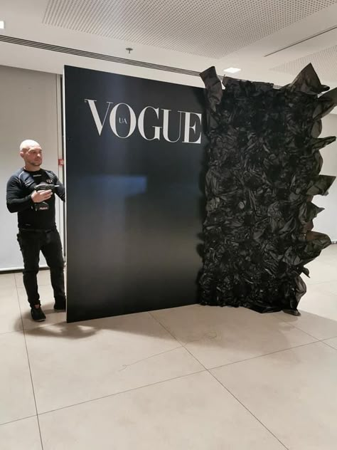 Vogue Backdrop, Corporate Backdrop Design, Vogue Themed Party, Picture Backdrop Wedding, Fashion Show Decor, Runway Backdrop, Fashion Show Decorations Ideas, Photo Zone Ideas, Fashion Show Backdrop