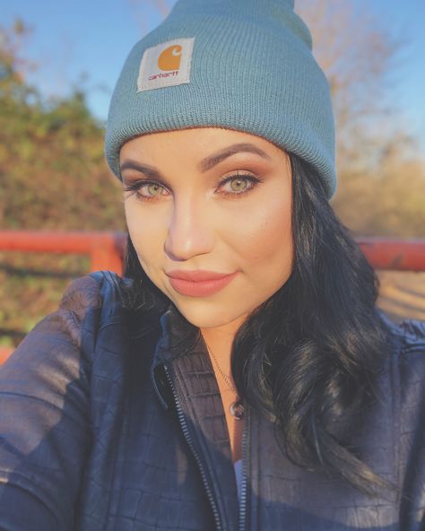 Carhartt beanies and leather jackets 💚 Carhartt Hat Outfit, Bonnet Carhartt, Carhartt Beanies, Carhartt Hat, Carhartt Beanie, Cute Hat, 90's Fashion, Outfits With Hats, Easy Hairstyles For Long Hair