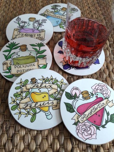 Harry Potter Beer Pong, Harry Potter Coasters, Hp Crafts, Bestie Tats, Harry Potter Potions, Silhouette Cameo Crafts, Nature Craft, Harry Potter Christmas, Common Room