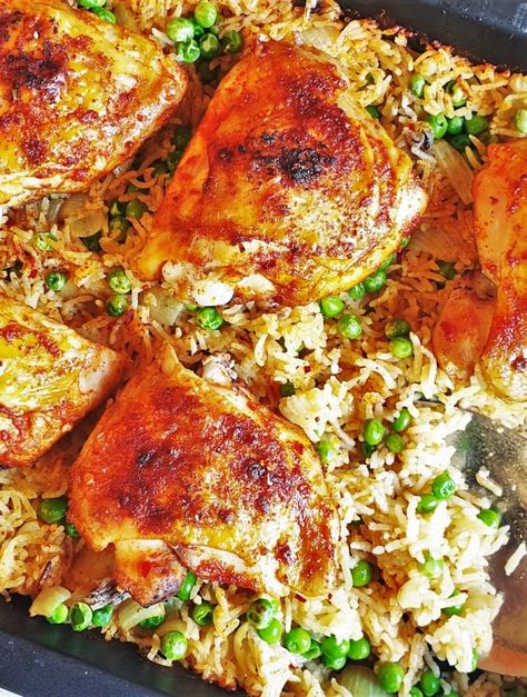 Garlic chicken tray bake with rice - one pan meal - Foodle Club Chicken Thigh And Rice, Rice In The Oven, Chicken Tray Bake, Rice And Chicken, Chicken Breast Crockpot Recipes, Crockpot Chicken Breast, Chicken Tikka Masala Recipes, Savory Rice, Tray Bake Recipes