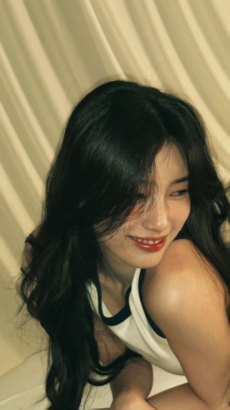 #suzy #doona #수지 Suzy Bae Doona, Doona Kdrama, Suzy Drama, Bea Suzy, Wattpad Stories, Bae Suzy, Selfie Ideas, Cute Selfie Ideas, Dark Aesthetic