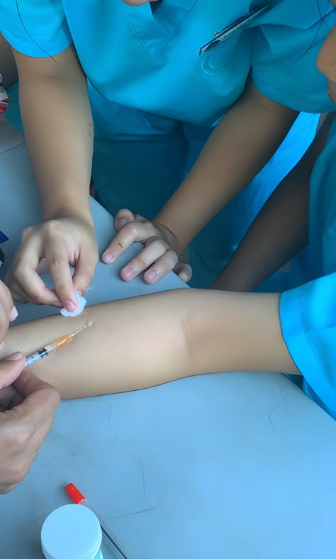 Injections Nursing, Intradermal Injection, Phlebotomy Aesthetic, Phlebotomy, Hand Pictures, Nursing Student, Student Life, Nursing Students, Dream Job