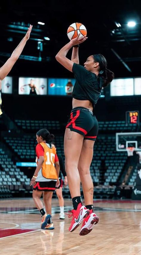 •WNBA •Las Vegas Basketball Practice Outfit Women, Woman Basketball, Female Basketball, Women Basketball, Wnba Women, Basketball Player, Female Basketball Players, Basketball Women, Wnba Aesthetic