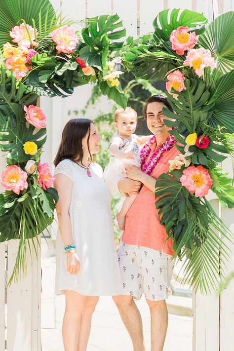 Tropical 1st birthday party | Summer party ideas | 100 Layer Cakelet Photowall Ideas, Tropical Birthday Party, Moana Birthday Party, Tropical Baby Shower, Hawaiian Birthday, Fiesta Tropical, Tropical Birthday, Moana Birthday, Luau Birthday