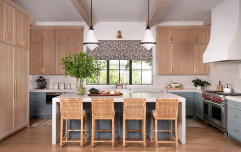 6 Wonderful New Wood-Filled Kitchens U Shape Kitchen With Island, U Shaped Kitchen With Island, Closed Kitchen Design, Kitchen With Island Layout, Types Of Kitchen Layouts, U Shape Kitchen, Island Layout, Functional Kitchen Island, Kitchen Layouts With Island