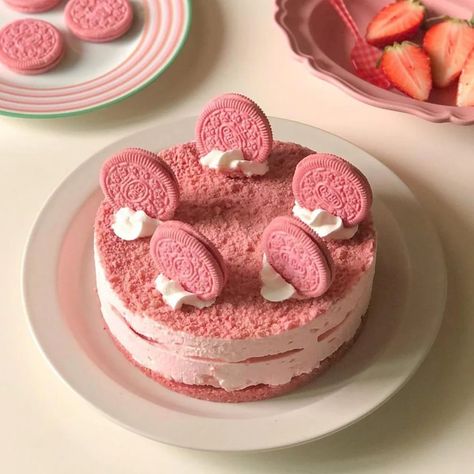 Twitter Strawberry Oreo Cheesecake, Pastel Cupcakes, Pink Food, Pretty Dessert, Cute Baking, Pink Foods, Oreo Cheesecake, Cute Desserts, Pretty Cakes