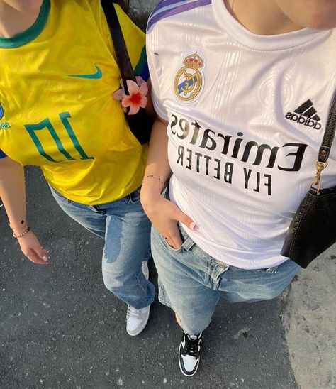 Jerseys Outfit, Madrid Outfits, Jersey Outfits, Football Dress, Real Madrid Shirt, Jersey Fits, Football Jersey Outfit, Football Vintage, Jersey Outfit