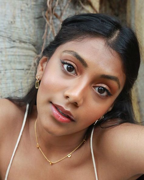 Charithra Chandran (@charithra17) • Instagram photos and videos Charithra Chandran Makeup, Charithra Chandran Icons, Edwina Sharma Makeup, Desi Face Claims, Bollywood Eye Makeup, Young Black Actresses, Edwina Sharma, Charithra Chandran, Bridgerton Cast