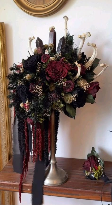 Goth Bride Bouquet, Skull Wedding Bouquet, Dark Romantic Bouquet, Wedding Bouquets Gothic, Bone Wedding Decor, Gothic Wedding Alter, Goth Wedding Ideas Decor, Goth Bouquet Wedding, Goth Wedding Flowers