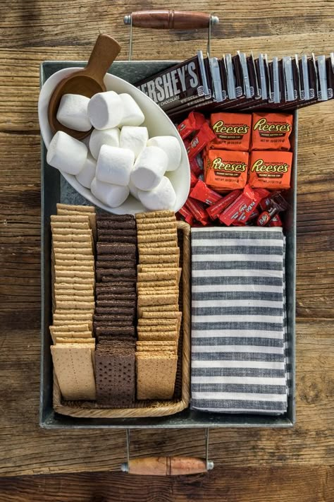 Halloween Food For Adults, S'mores Tray, Candy Charcuterie, Smores Party, Halloween Charcuterie, Bonfire Party, Halloween Appetizers, Party Food Platters, S'mores Bar