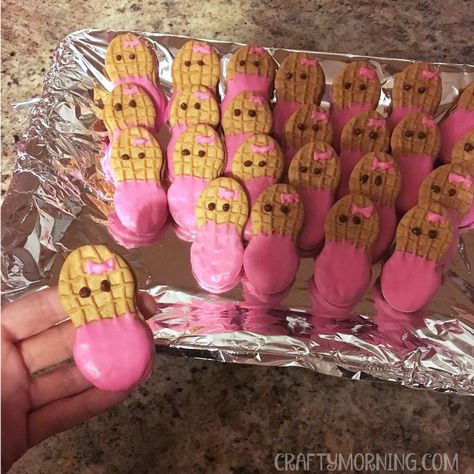 DIY baby shower treats- baby girl nutter butter baby cookies! These were so fun to make! Nutter butters dipped in pink candy melts. Chocolate chips were melted and then poured into a piping bag to make the eyes. Same thing for the bows, melted pink candy melts and piped on the bow shapes. I made … Baby Shower Desserts Girl, Cakesicles Ideas, Baby Shower Snacks, Baby Shower Favors Diy, Idee Babyshower, Baby Shower Treats, Shower Desserts, Nutter Butter, Baby Shower Desserts